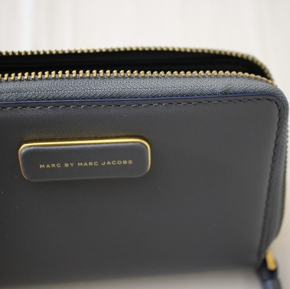 Marc by Marc Jacobs Liegero Wingman Wristlet - Picture 4 of 8